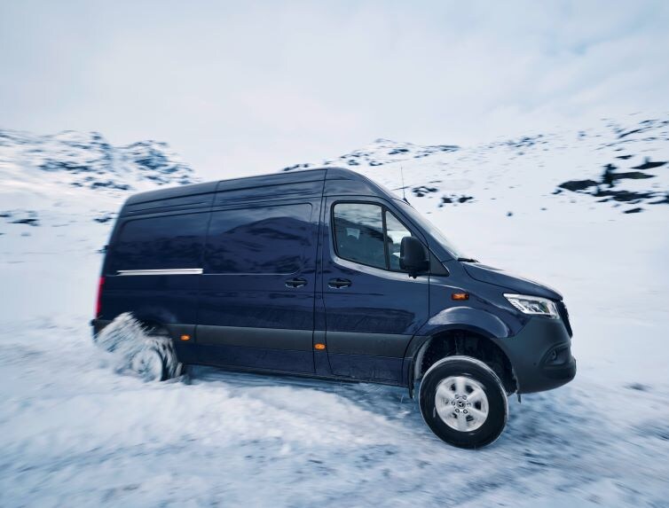 De Sprinter Tourer rijdt op een besneeuwde weg.