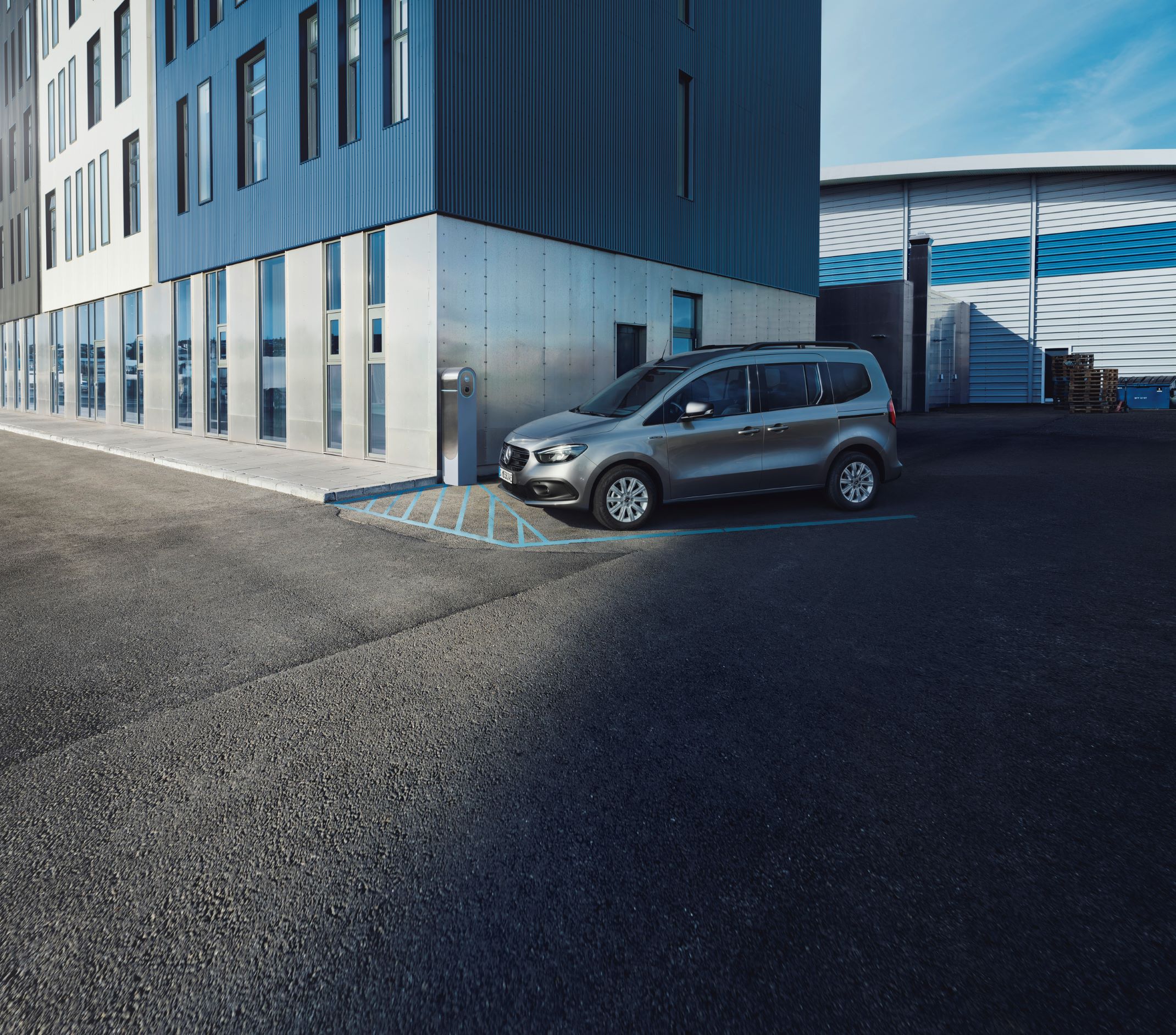 Citan veiligheid | Mercedes-Benz Bestelwagens Een weergave van de werking van de radarsensoren bij de afstandsmeting in de Mercedes-Benz Citan.