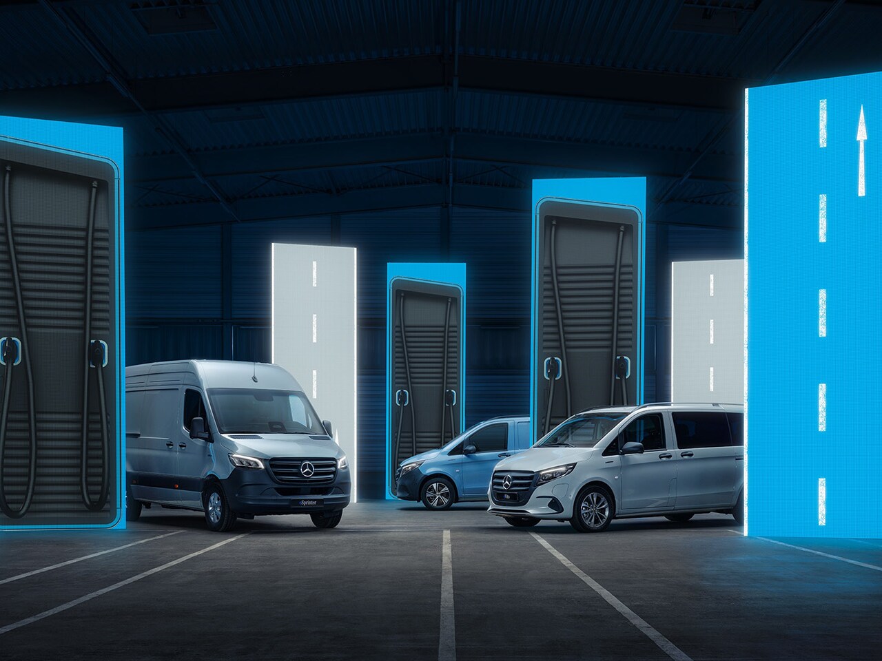 Elektrische bedrijfswagens van Mercedes-Benz met slimme oplaadoplossingen in een hightech logistieke omgeving.