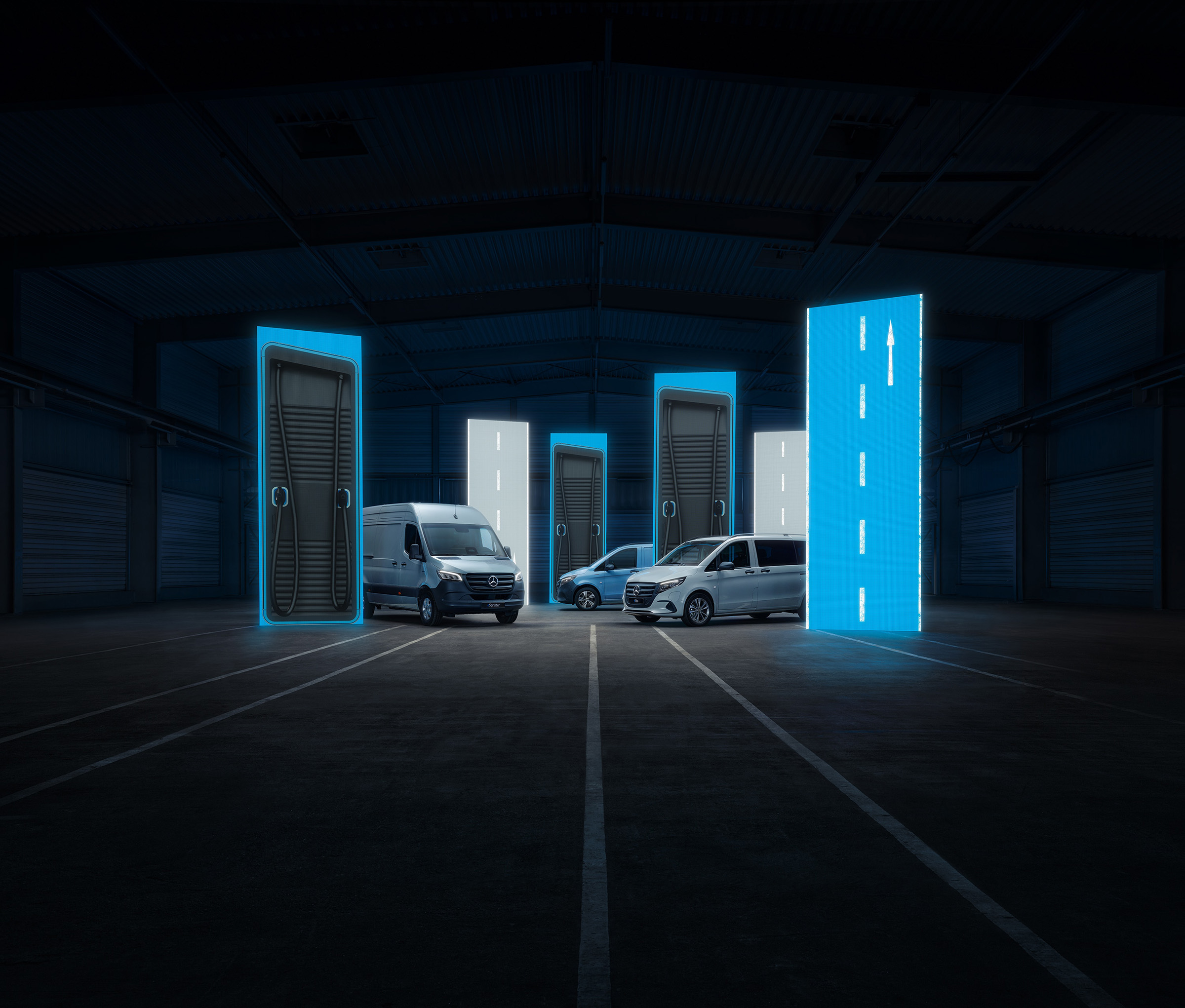 Oplaadoplossingen | Elektrische modellen | Mercedes-Benz Elektrische bedrijfswagens van Mercedes-Benz met slimme oplaadoplossingen in een hightech logistieke omgeving.