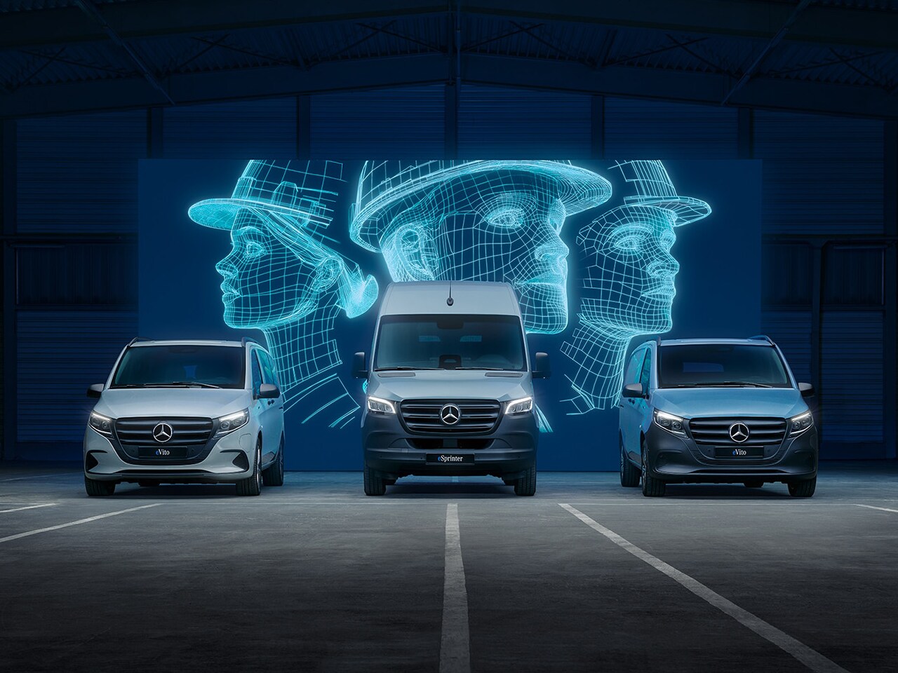 Elektrische bedrijfswagens van Mercedes-Benz met digitale connectiviteit in een moderne magazijnomgeving.