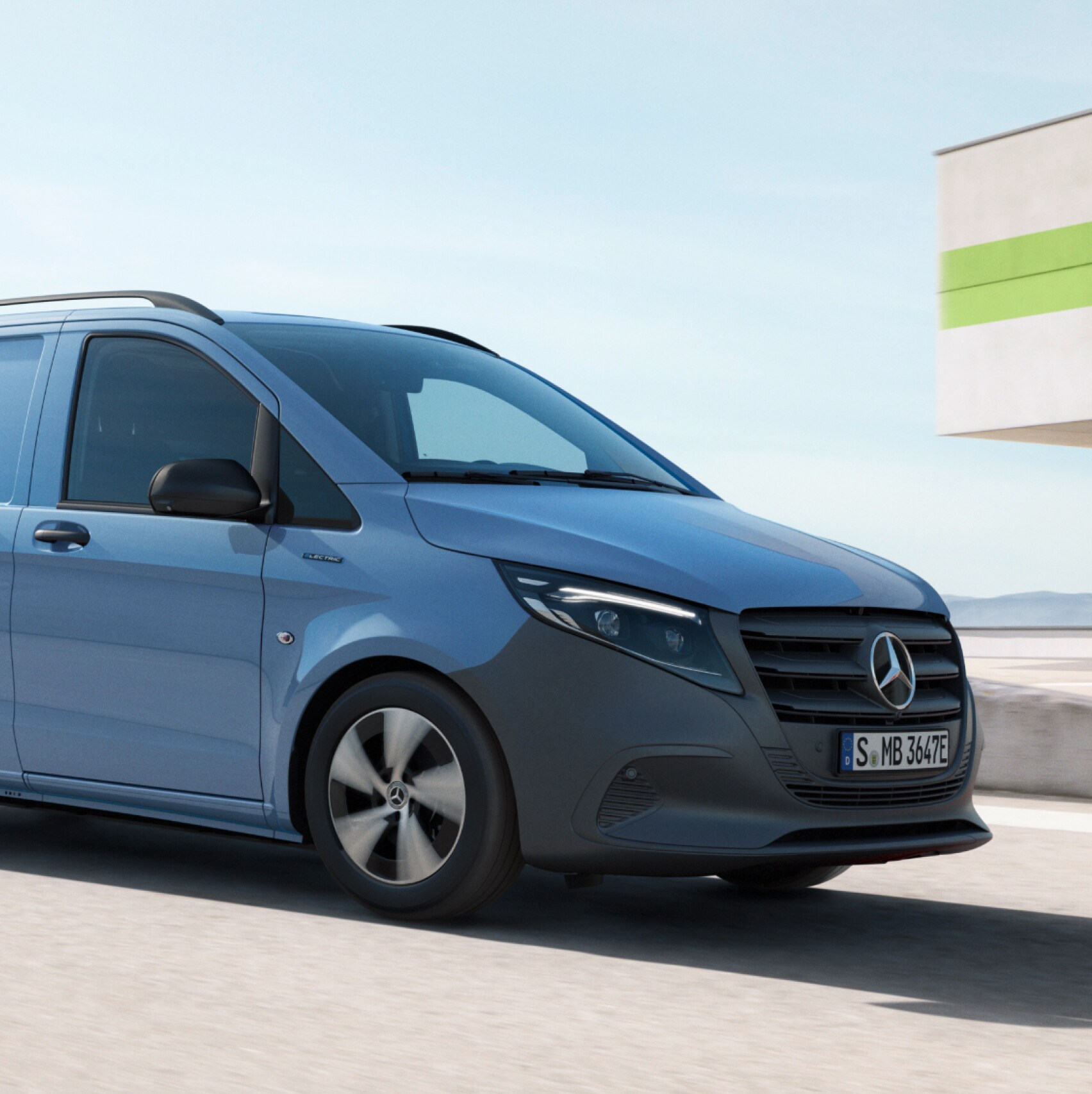 De Mercedes-Benz eVito Gesloten Bestelwagen op het dak van een meerlaagse parkeergarage.