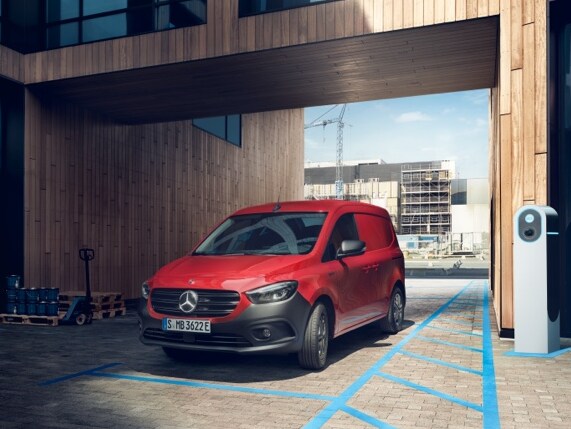 De Mercedes-Benz eCitan Gesloten Bestelwagen geparkeerd op een terrein.