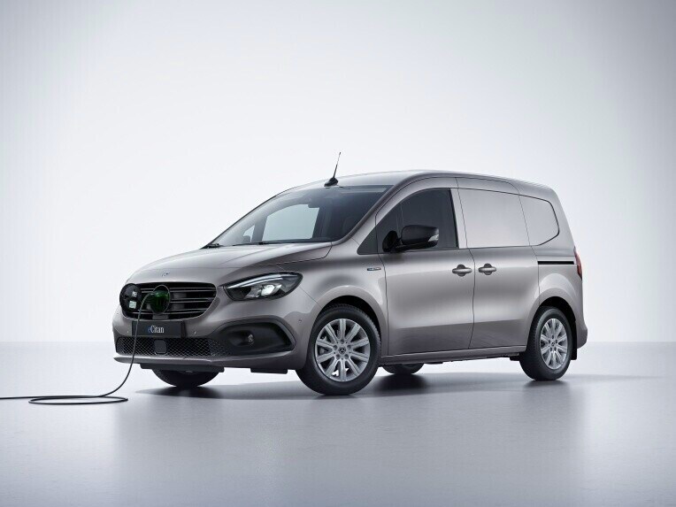 De Mercedes-Benz eCitan Gesloten Bestelwagen met aangesloten laadkabel.