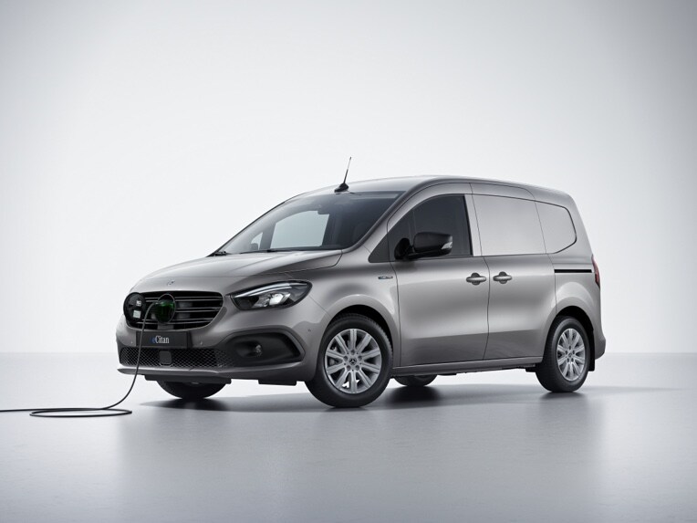De Mercedes-Benz eCitan Gesloten Bestelwagen met aangesloten laadkabel.