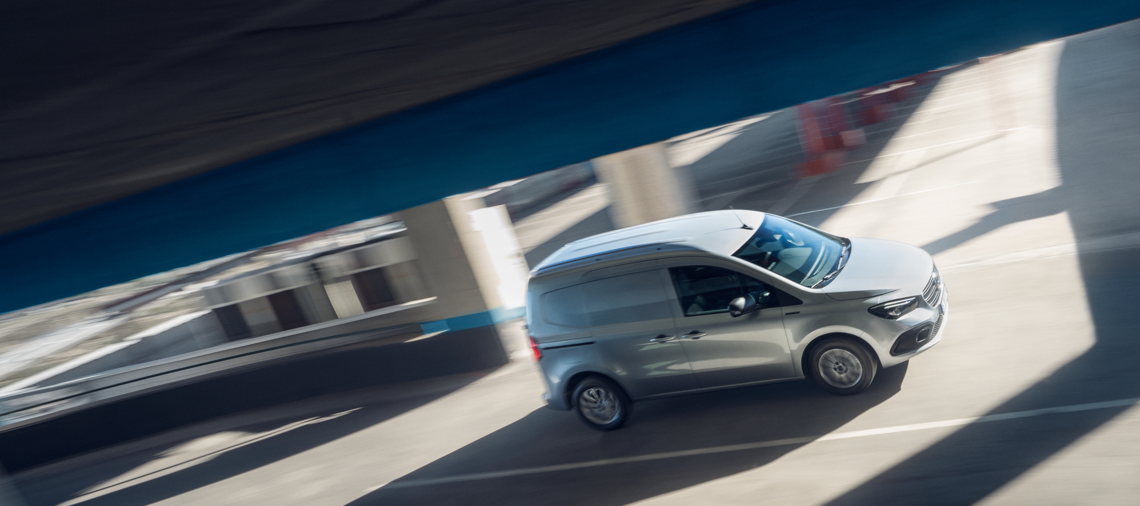 Lease en financiering | eCitan Gesloten Bestelwagen | Mercedes-Benz De Mercedes-Benz eCitan Gesloten bestelwagen in een meerlaags parkeergarage.