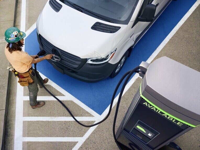 De Mercedes-Benz eSprinter Gesloten Bestelwagen tijdens het opladen.