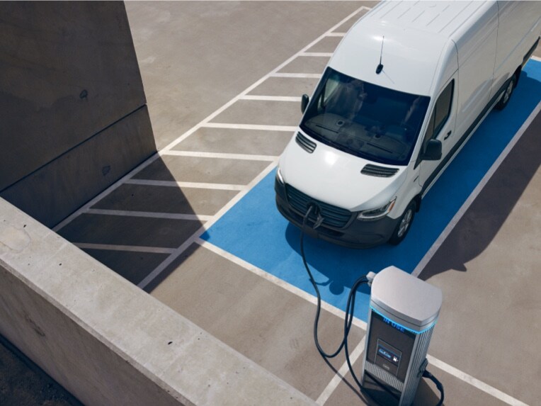 De Mercedes-Benz eSprinter Gesloten Bestelwagen bij een oplaadpunt.