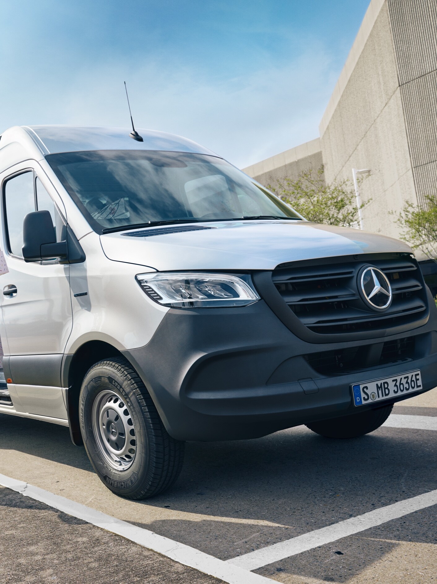 Een Mercedes-Benz eSprinter Gesloten Bestelwagen met een brancheoplossing van VanSolution.