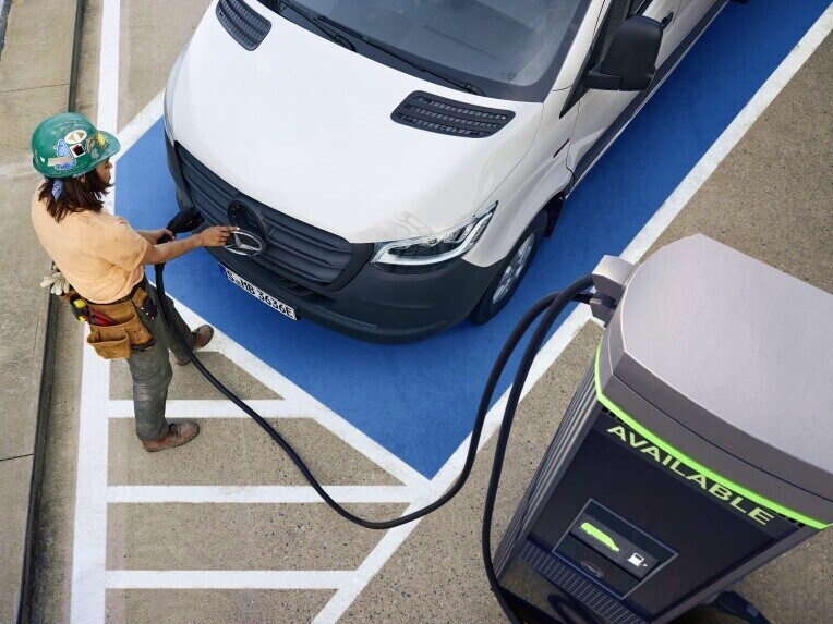 De Mercedes-Benz eSprinter Gesloten Bestelwagen tijdens het opladen.