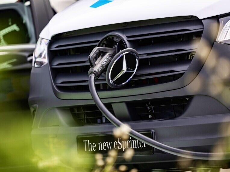 De CCS-voertuigstekkerdoos van de Mercedes-Benz eSprinter Gesloten Bestelwagen met aangesloten laadkabel.
