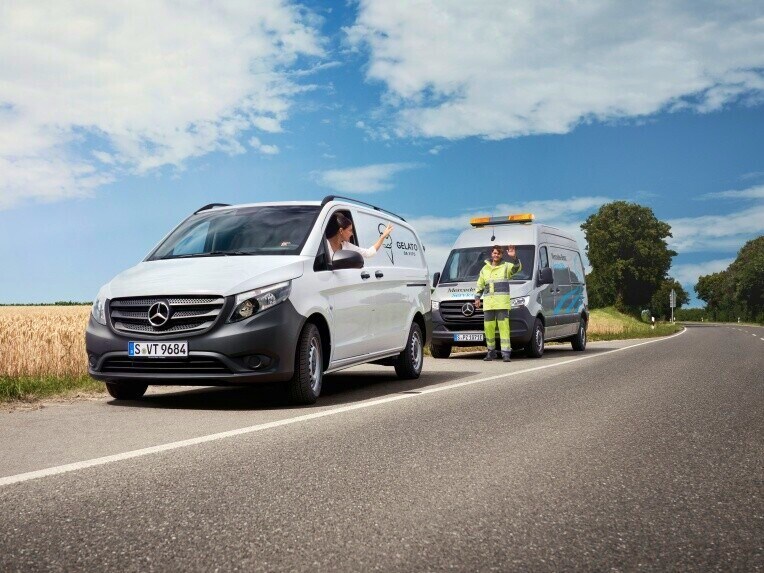 Een Mercedes-Benz bestelwagen en een Mercedes-Benz Service24h voertuig langs de weg.