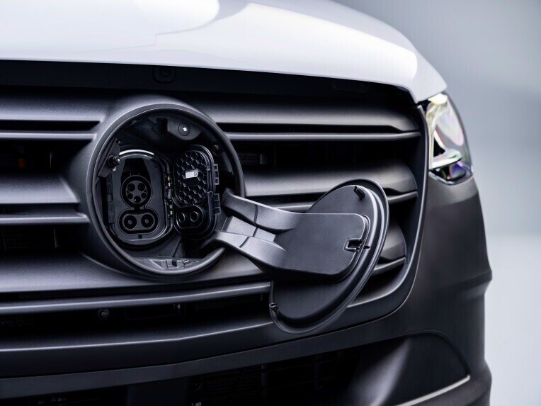 Open CCS-voertuigstekkerdoos bij de Mercedes-Benz eSprinter Gesloten Bestelwagen.
