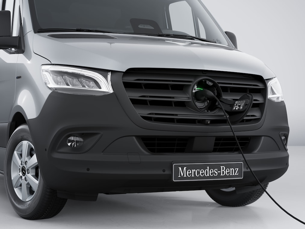 De laadaansluiting van de Mercedes-Benz eSprinter gesloten bestelwagen met aangesloten laadkabel.