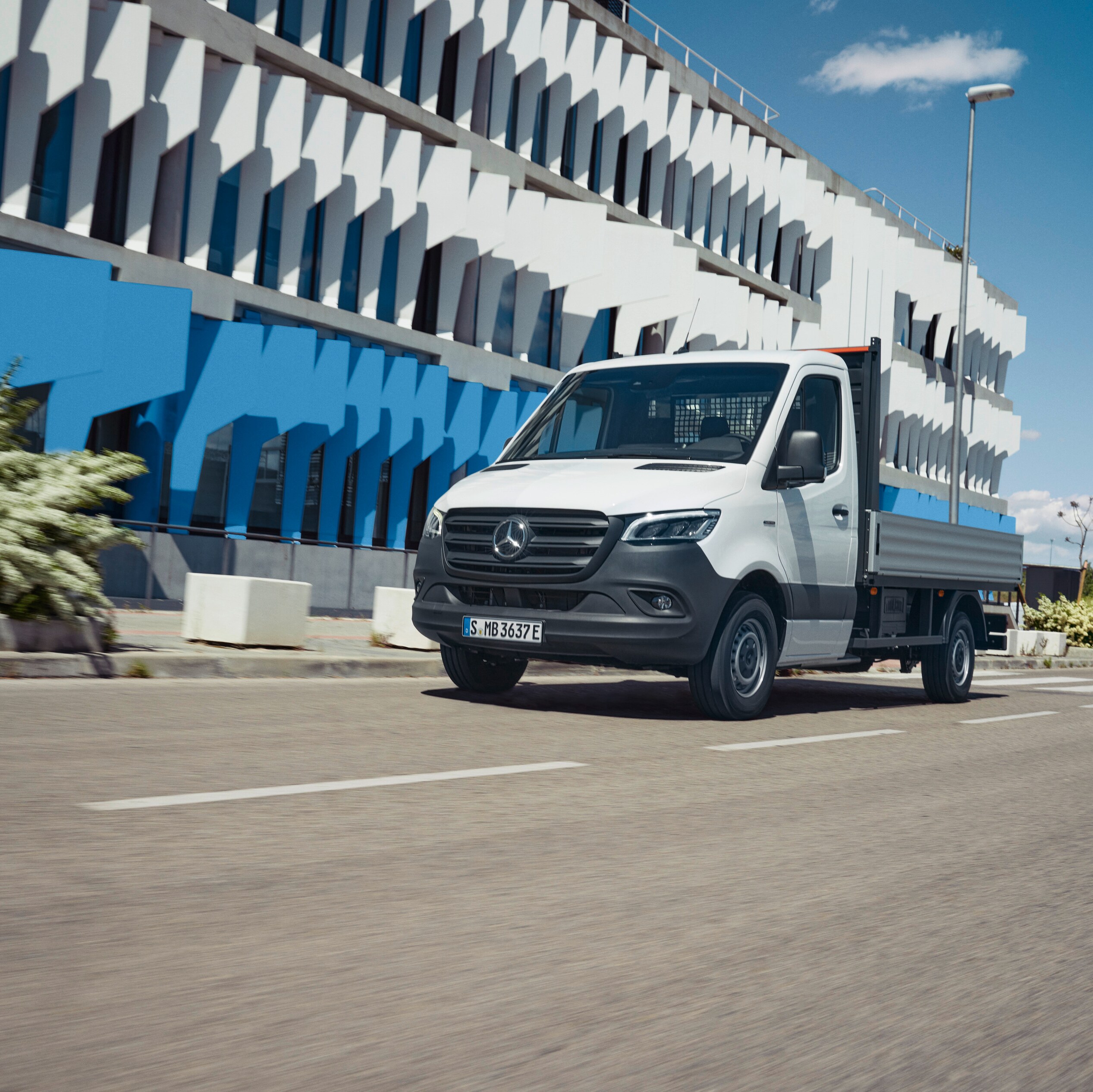 De Mercedes-Benz met open laadopbouw.