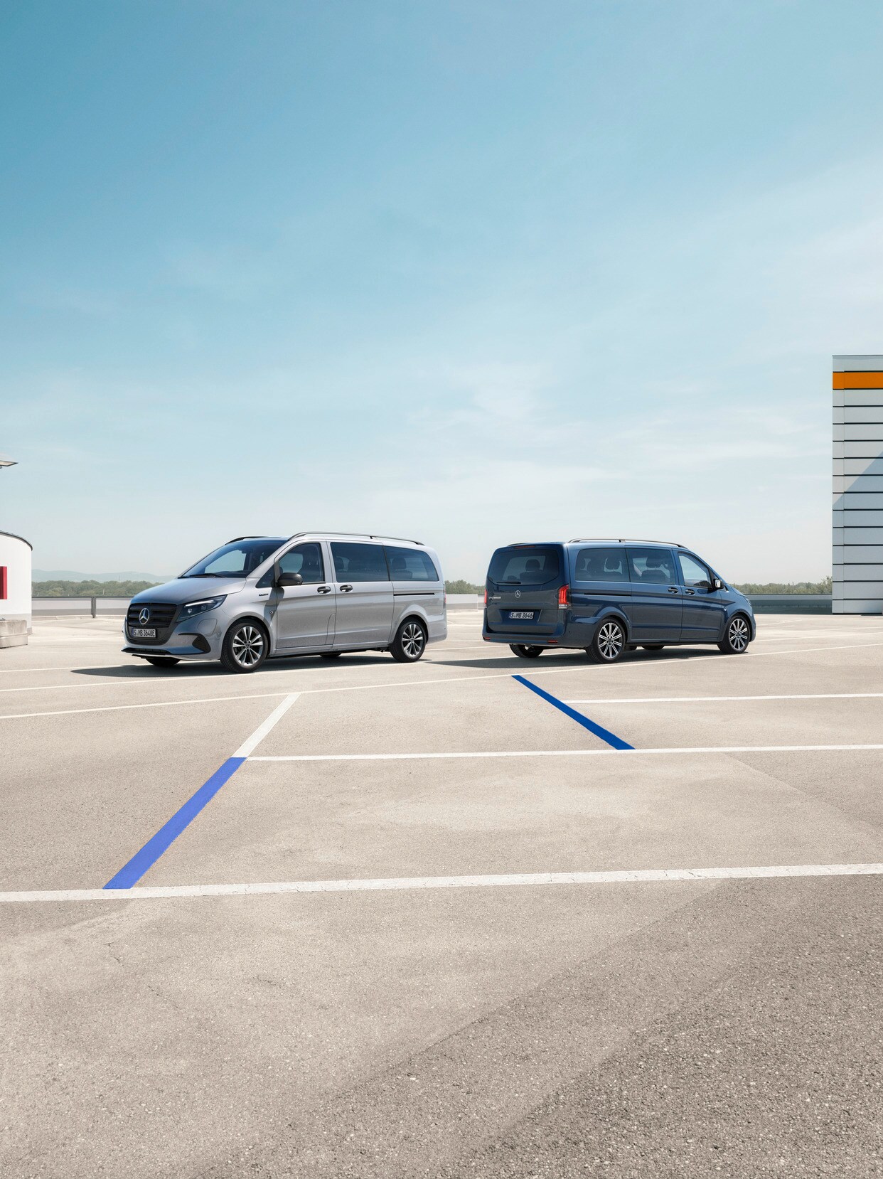 De eVito Tourer en Vito Tourer staan op een parkeerplaats.