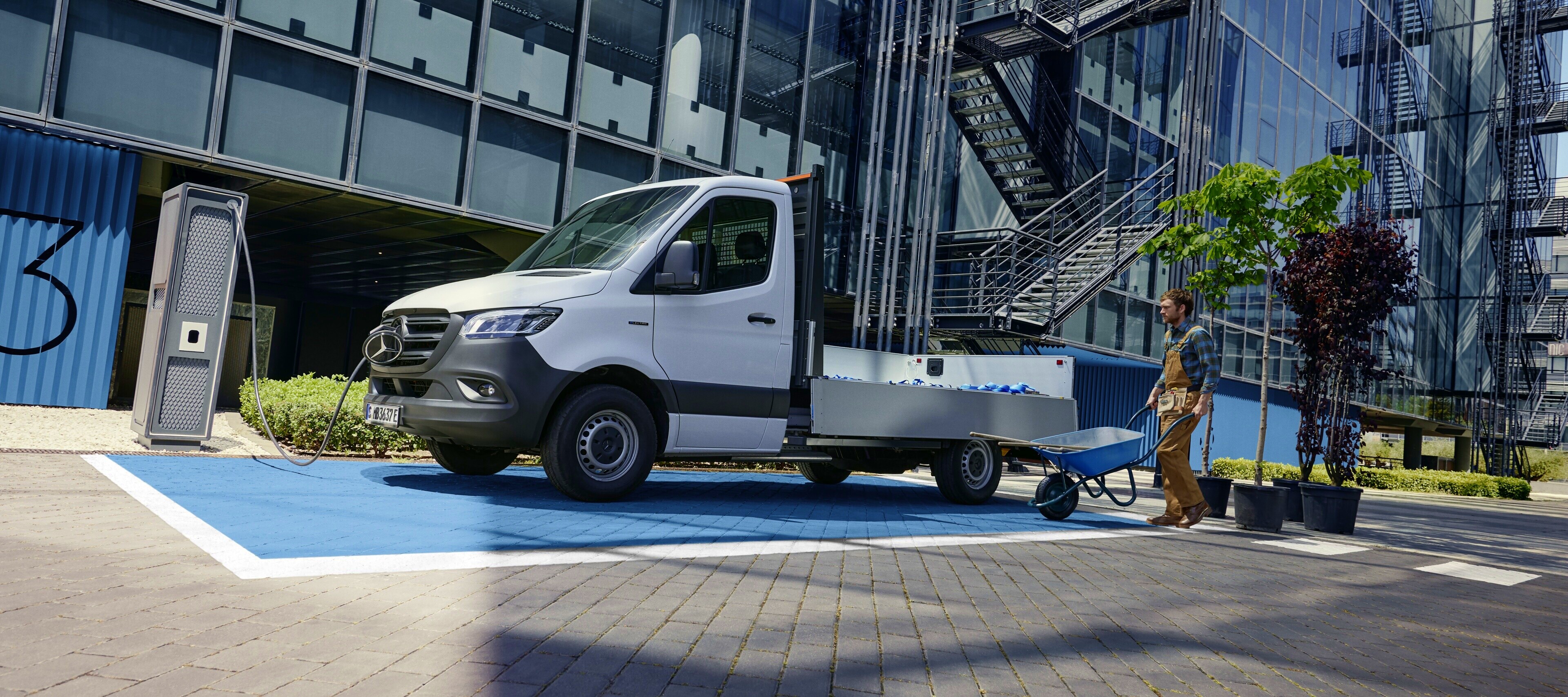 Alternatieve aandrijvingen | Sprinter Chassis-cabine | Mercedes-Benz Het Mercedes-Benz eSprinter Chassis-cabine aan het werk.