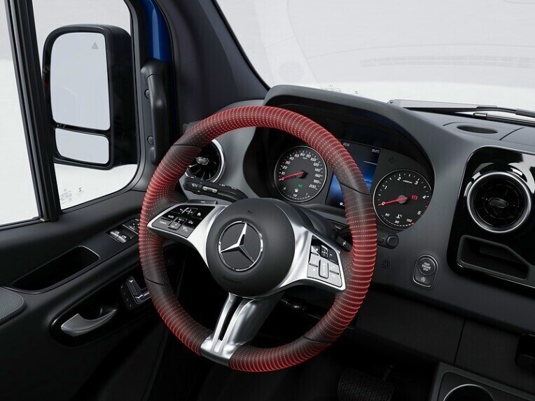 De stuurwielverwarming in de Mercedes-Benz Sprinter Chassiscabine.