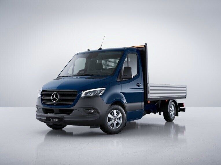 De Mercedes-Benz Sprinter Chassiscabine met open laadbak in verstevigde uitvoering voor slechte wegen.