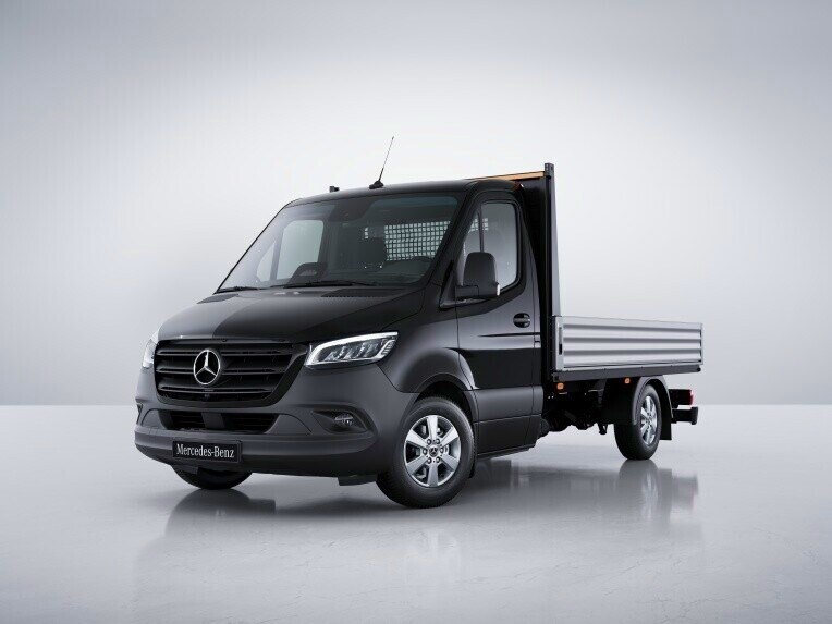 De Mercedes-Benz Sprinter Chassiscabine met open laadbak met vering voor comfort en bescherming van de lading.