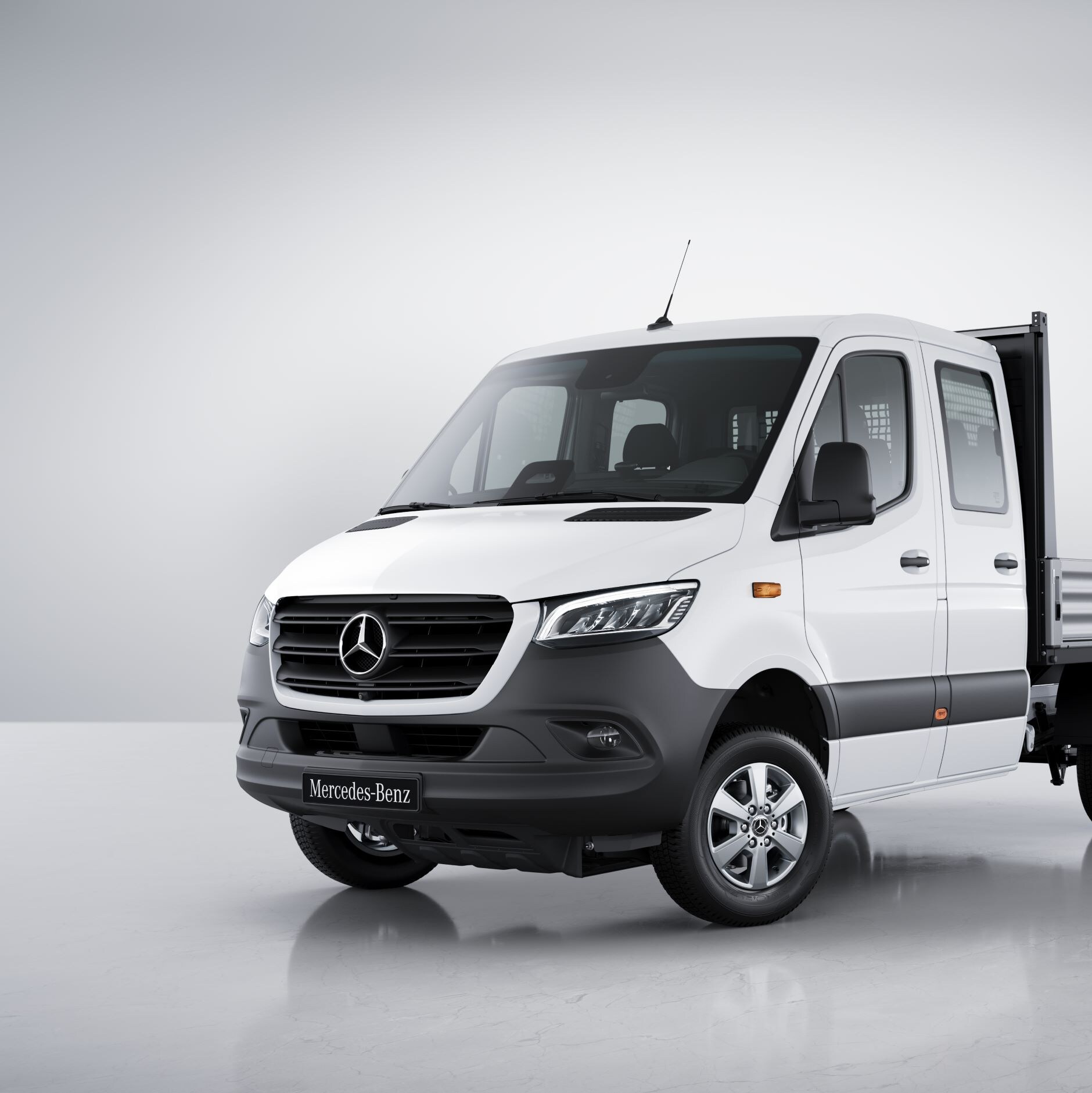 De Mercedes-Benz Sprinter Chassiscabine met open laadbak.