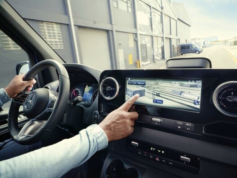 Navigatie in het MBUX multimediasysteem van de Mercedes-Benz Sprinter Chassiscabine met open laadbak.