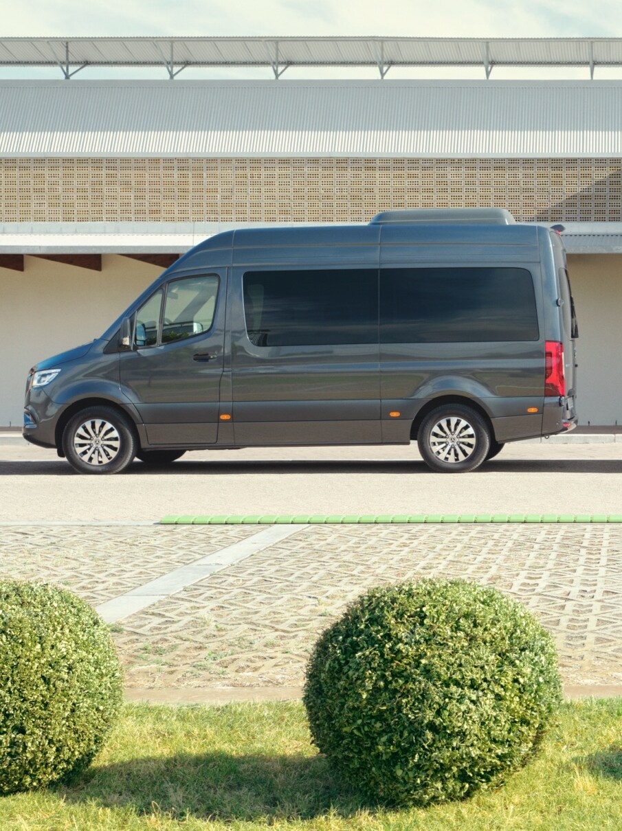 De Mercedes-Benz Sprinter Tourer en Gesloten Bestelwagen op een parkeerplaats.