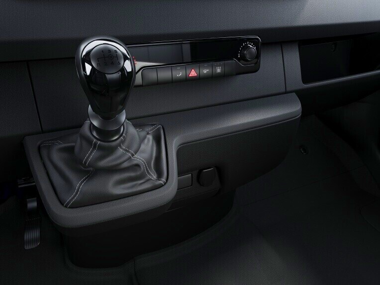 De versnellingshendel voor de handgeschakelde zesversnellingsbak in de Mercedes-Benz Sprinter Gesloten Bestelwagen.