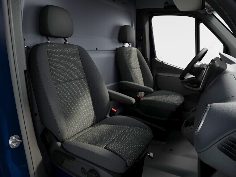 De comfortstoelen voor de bestuurder en bijrijder in de Mercedes-Benz Sprinter Gesloten Bestelwagen.