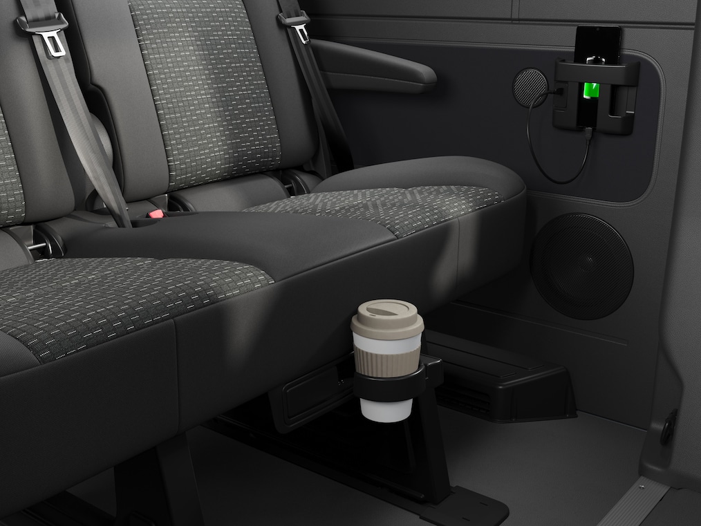 Praktische opbergvakken en laadmogelijkheden voor smartphones in de Mercedes-Benz Sprinter Tourer.