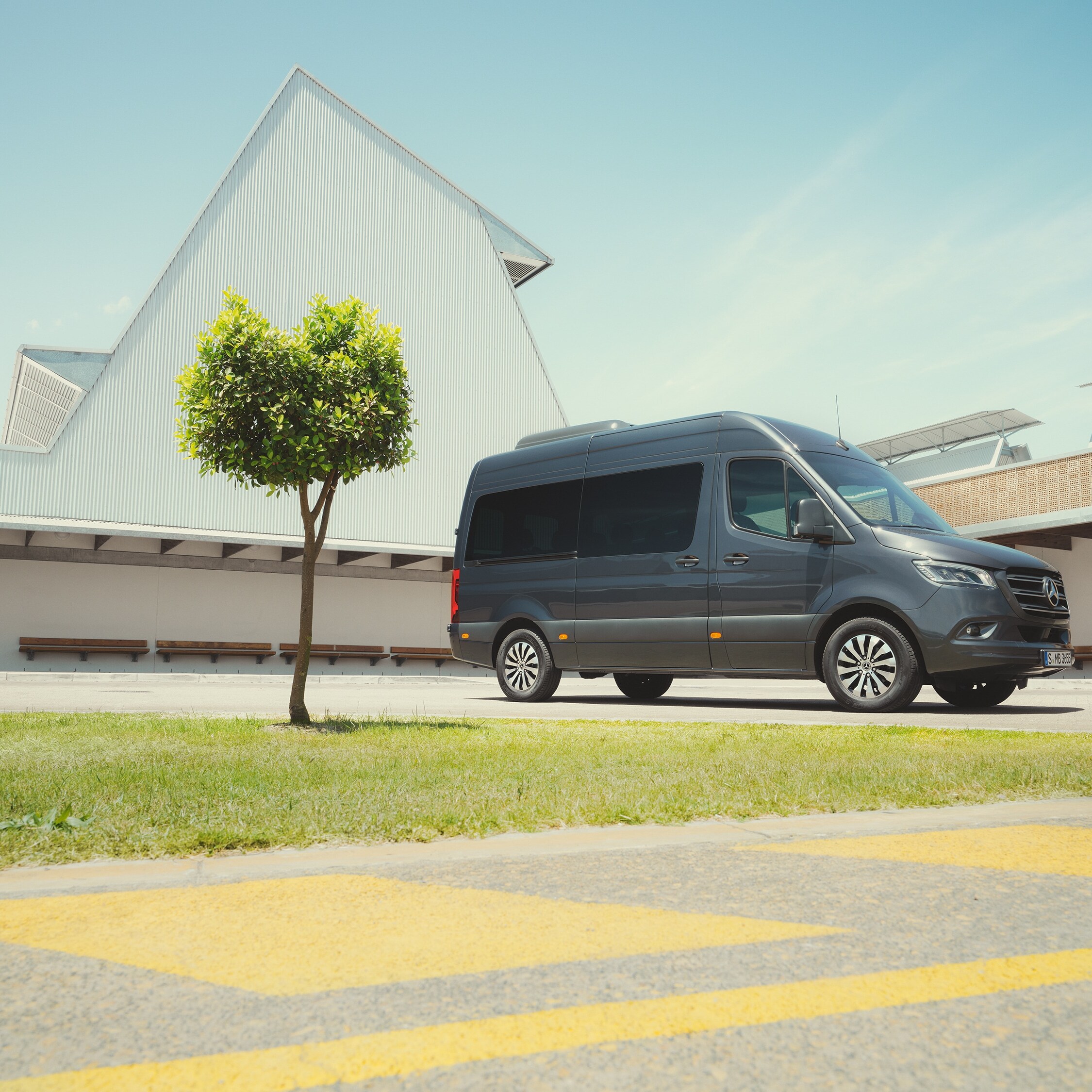 Mercedes‑Benz Sprinter Tourer in een stedelijke omgeving, waarbij de nadruk ligt op hoogwaardig personenvervoer
