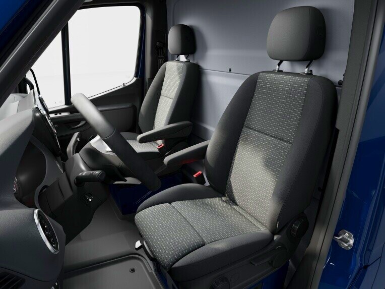 De comfortstoelen voor de bestuurder en bijrijder in de Mercedes-Benz Sprinter Tourer.