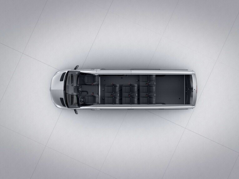 De lange Sprinter Tourer met tweepersoons comfortbank op de eerste rij achter, tweepersoons comfortbank op de tweede rij achter en driepersoons comfortbank op de derde rij achter.