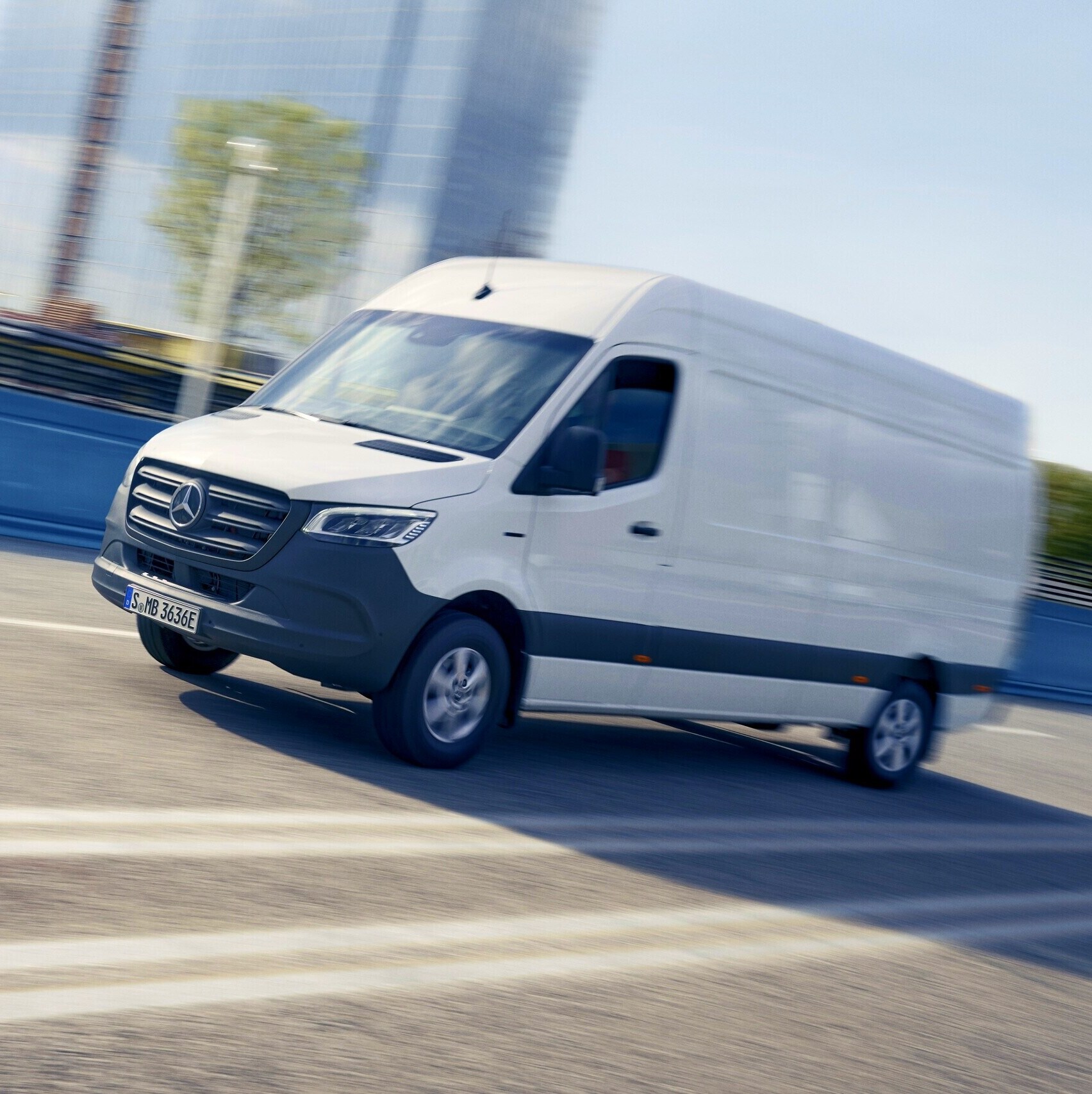 De Mercedes-Benz eSprinter Gesloten Bestelwagen in het stadscentrum.