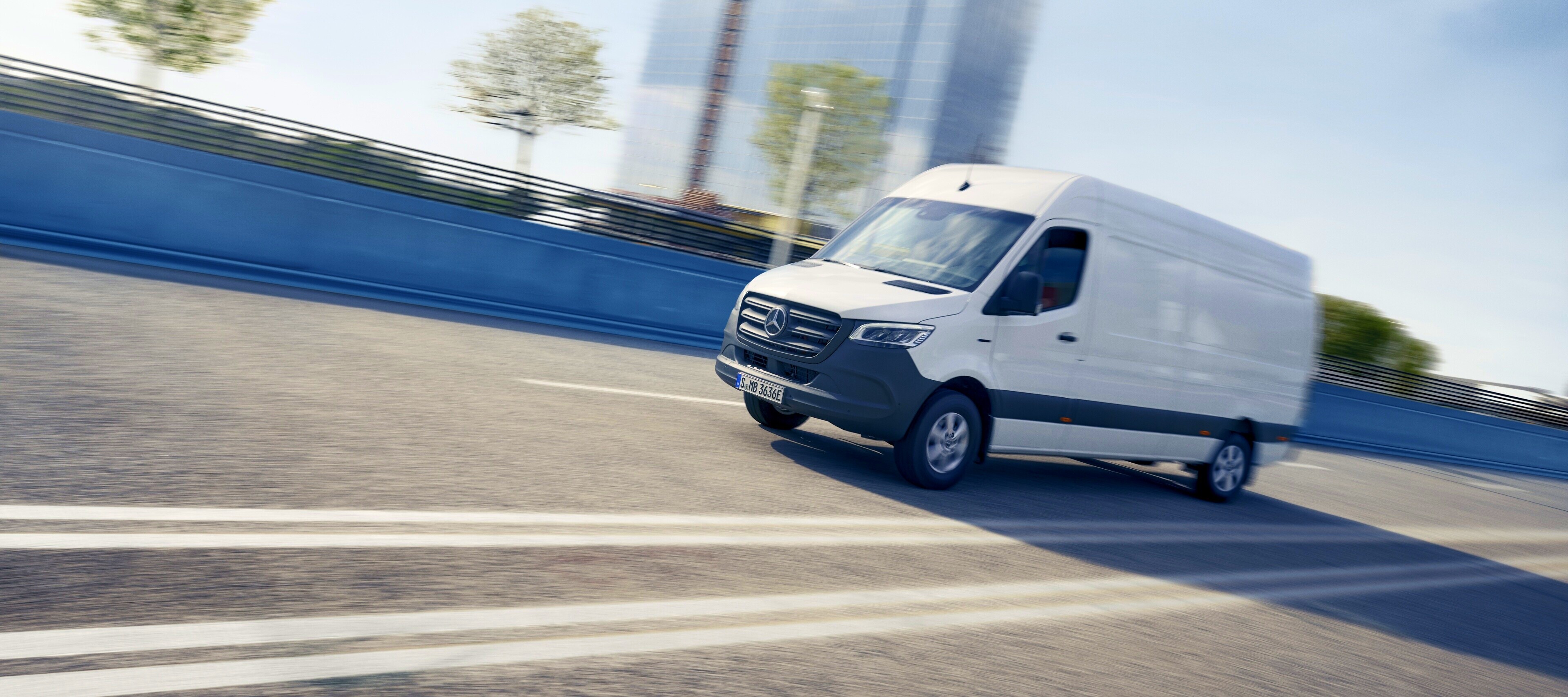 Modelvergelijking | eSprinter Gesloten Bestelwagen | Mercedes-Benz De Mercedes-Benz eSprinter Gesloten Bestelwagen in het stadscentrum.