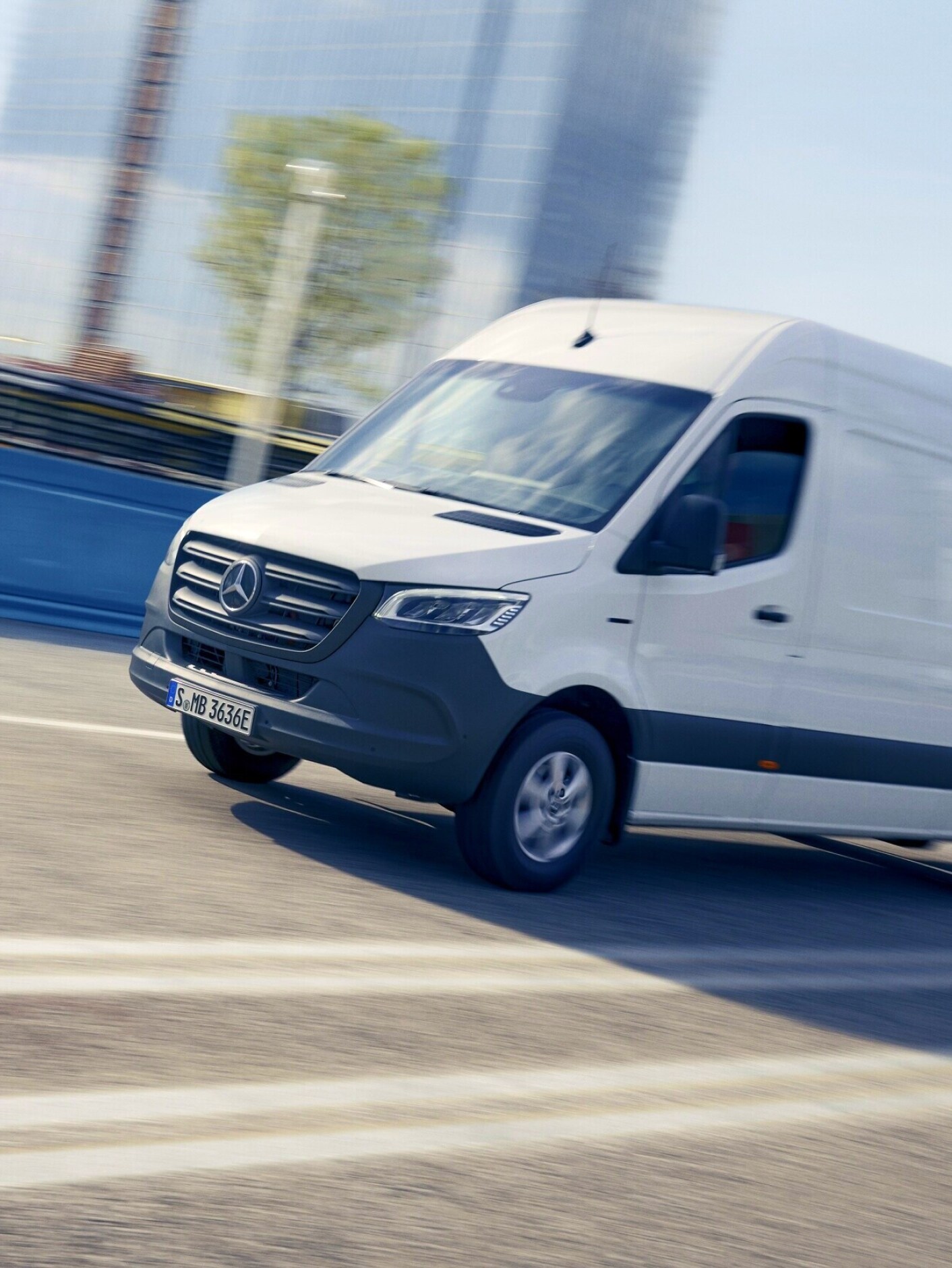 De Mercedes-Benz eSprinter Gesloten Bestelwagen in het stadscentrum.