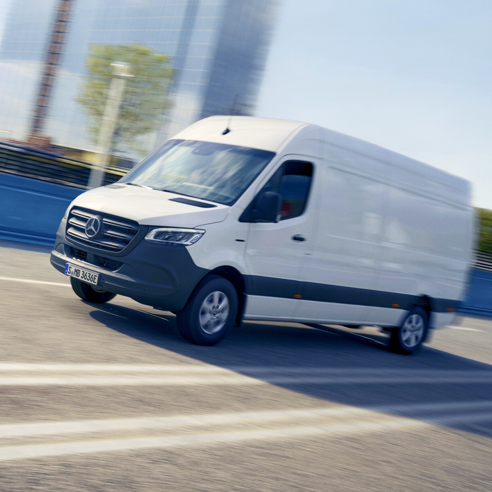 De Mercedes-Benz eSprinter Gesloten Bestelwagen in het stadscentrum.