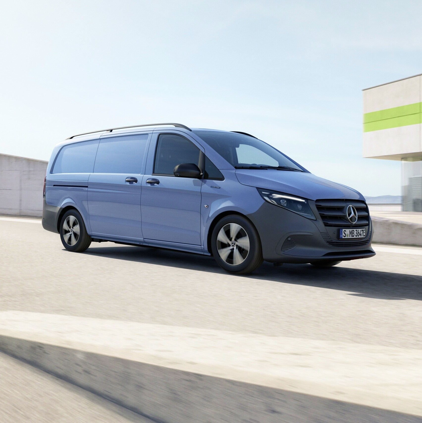 De Mercedes-Benz eVito Gesloten Bestelwagen op bovenste verdieping van een meerlaagse parkeergarage.
