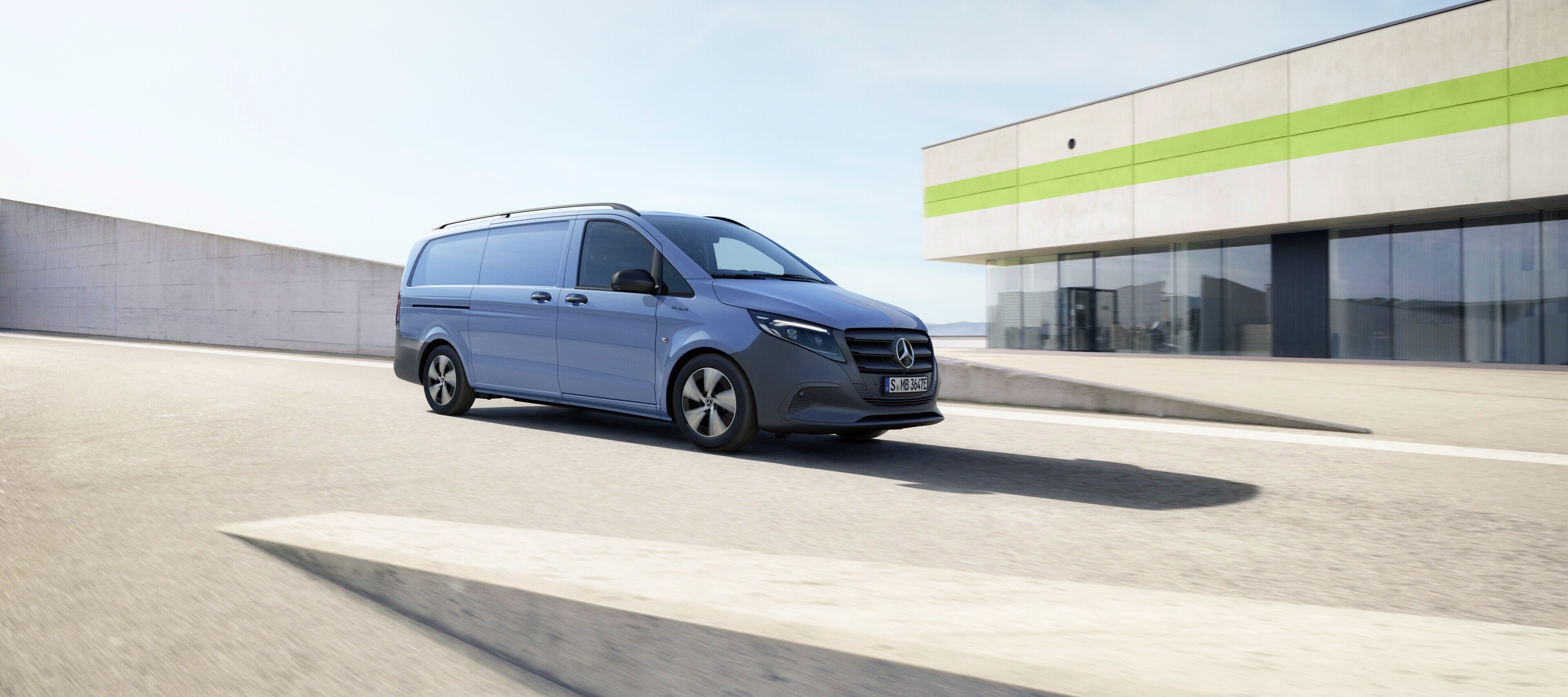 Modelvergelijking | eVito Gesloten Bestelwagen | Mercedes-Benz De Mercedes-Benz eVito Gesloten Bestelwagen op bovenste verdieping van een meerlaagse parkeergarage.