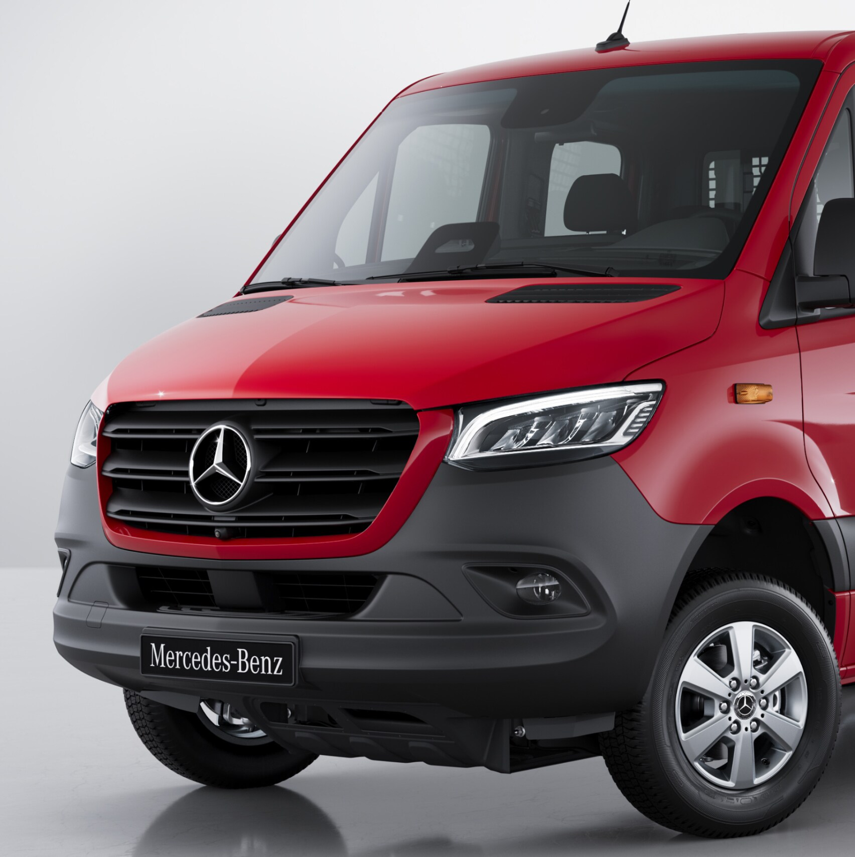 De Mercedes-Benz Sprinter met open laadopbouw.