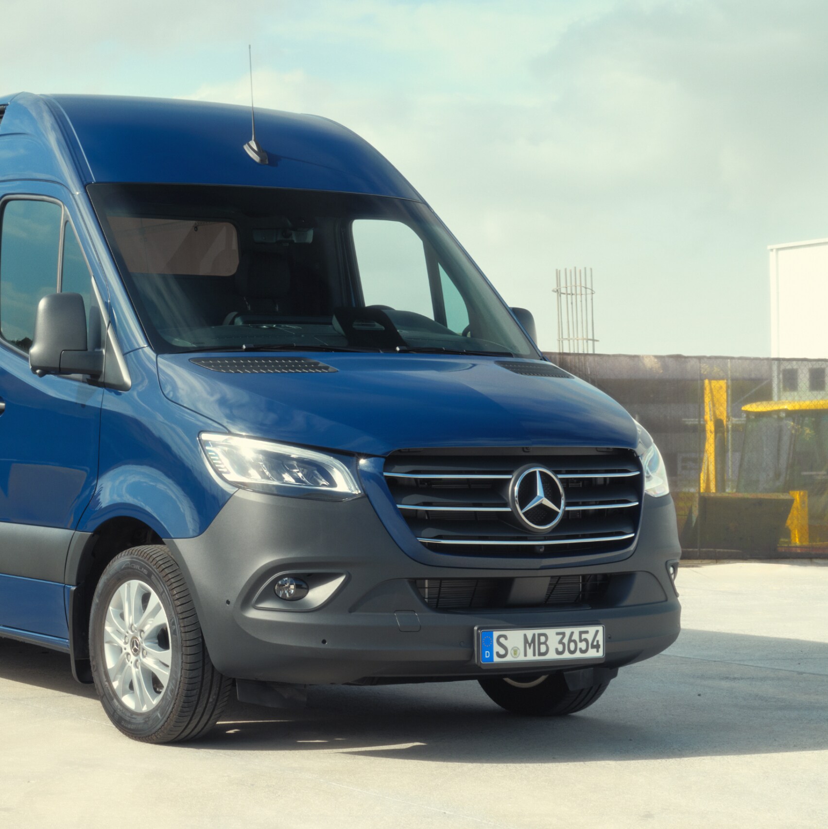 De Mercedes-Benz Sprinter Gesloten Bestelwagen voor bouwmaterialen.