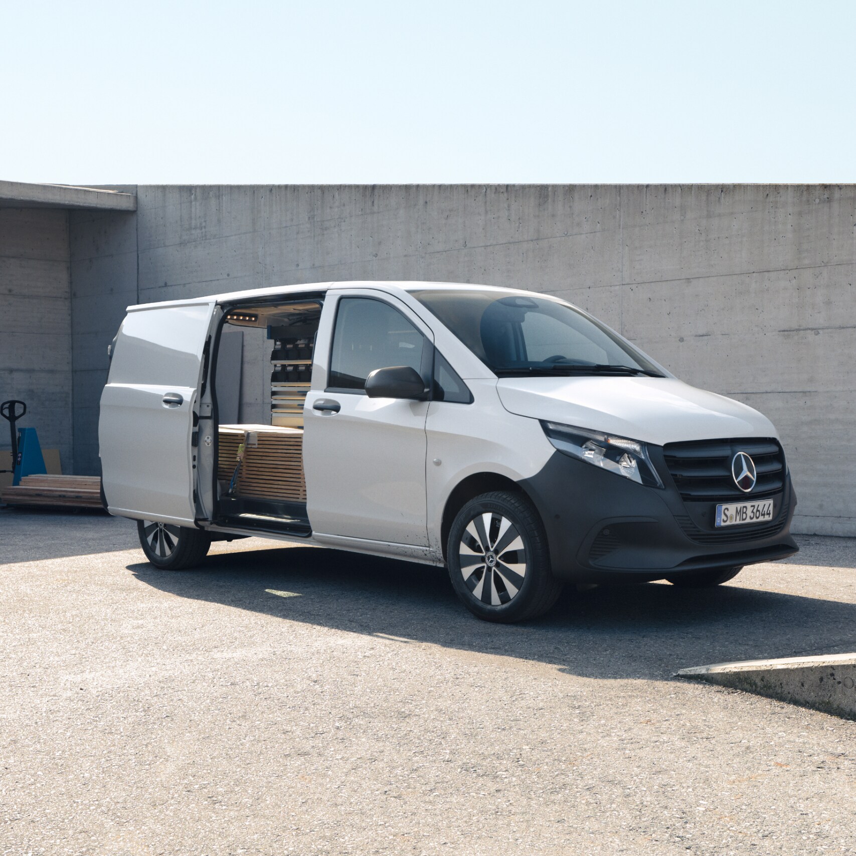De Mercedes-Benz Vito Gesloten Bestelwagen op een bouwterrein.