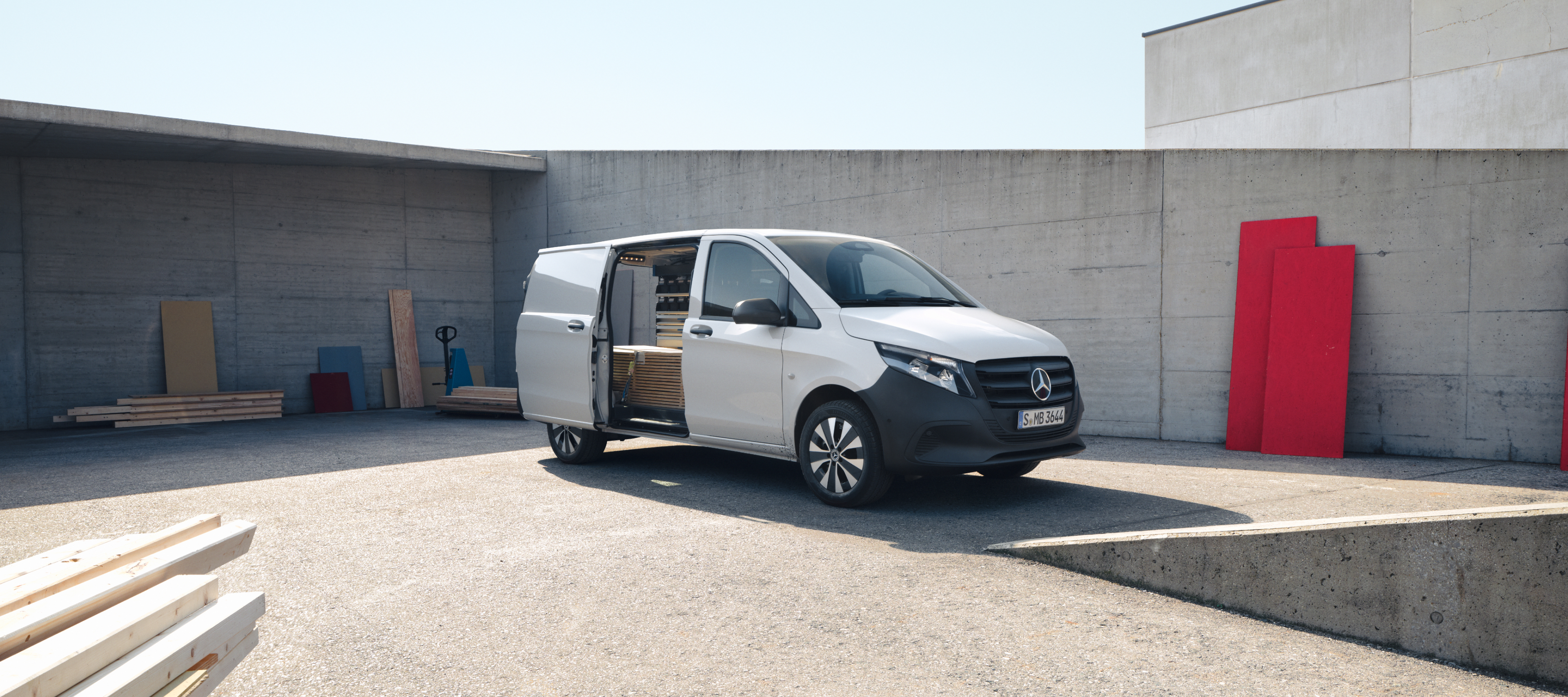 Modelvergelijking | Vito Gesloten Bestelwagen | Mercedes-Benz De Mercedes-Benz Vito Gesloten Bestelwagen op een bouwterrein.