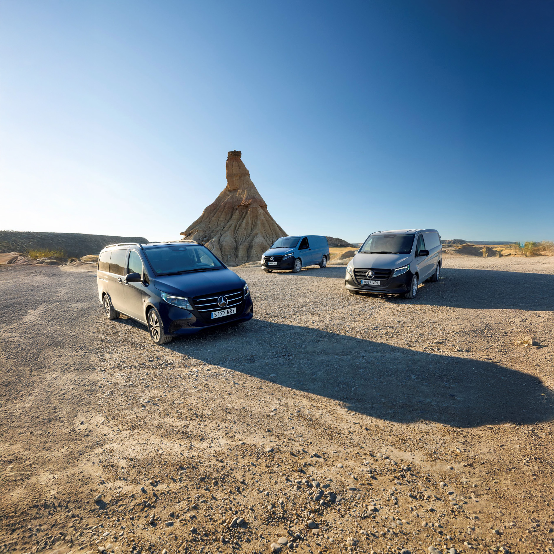 Vito | Mercedes-Benz Bestelwagens De Mercedes-Benz Vito Tourer, eVito Tourer, Vito Gesloten Bestelwagen, eVito Gesloten Bestelwagen en Vito Mixto staan naast elkaar in een loods.