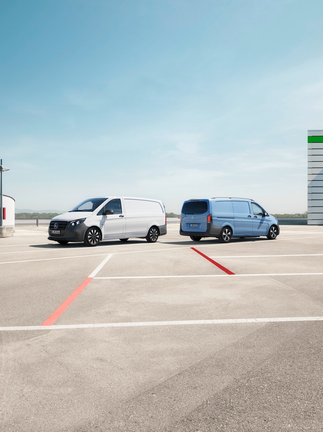 De Vito Gesloten Bestelwagen en eVito Gesloten Bestelwagen staan op een parkeerplaats.