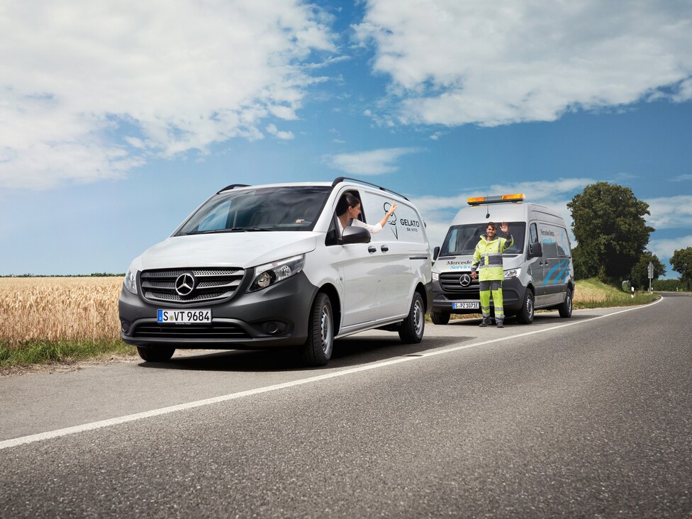 De Mercedes-Benz Service24h helpt een bestelwagen die met pech langs de weg staat.