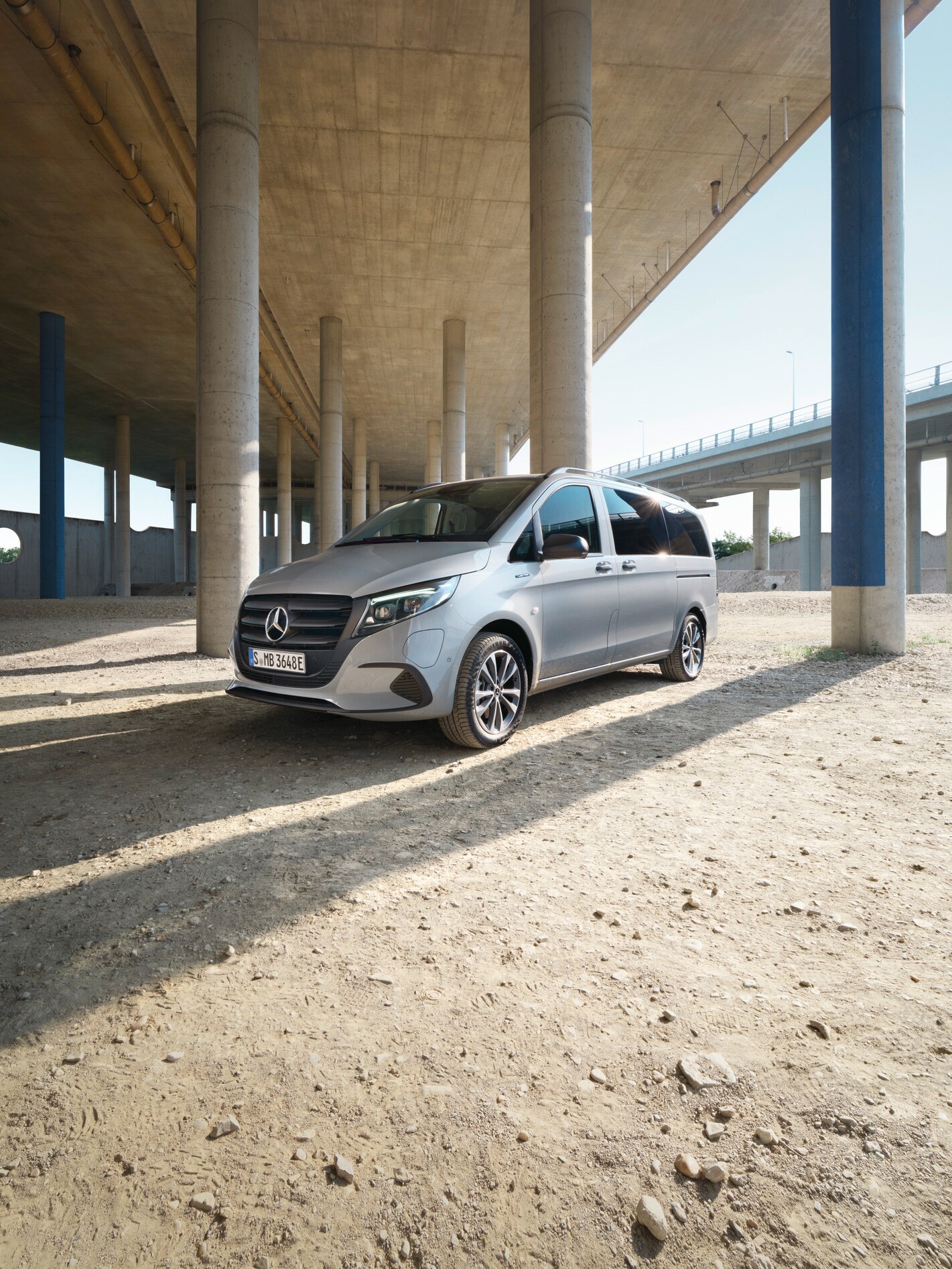 De eVito Tourer staat onder een brug.