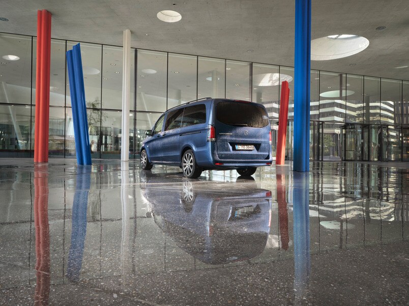 De Mercedes-Benz Vito Tourer van achteren gezien.