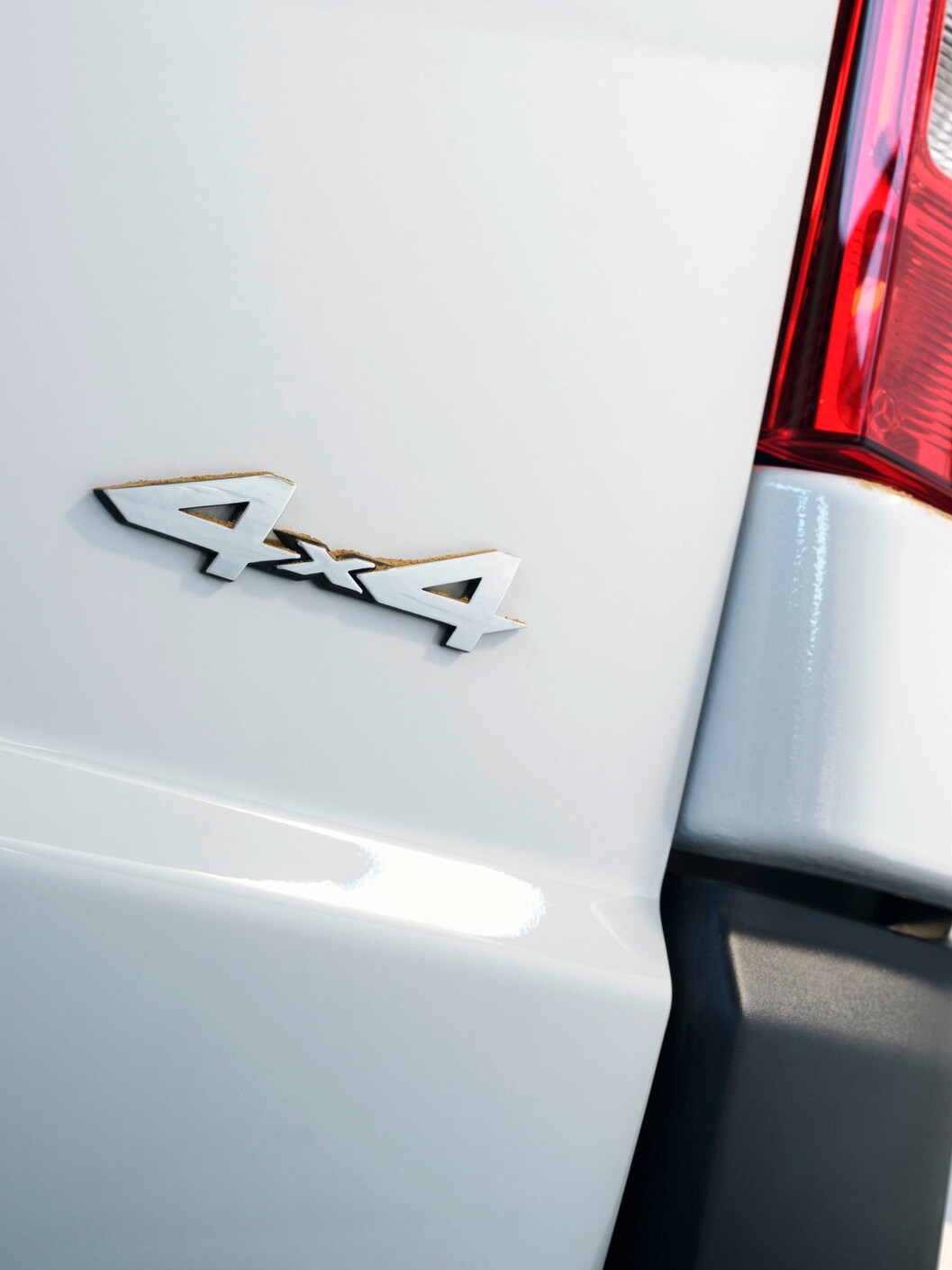 De achterzijde van de Vito Gesloten Bestelwagen met 4x4 badge.