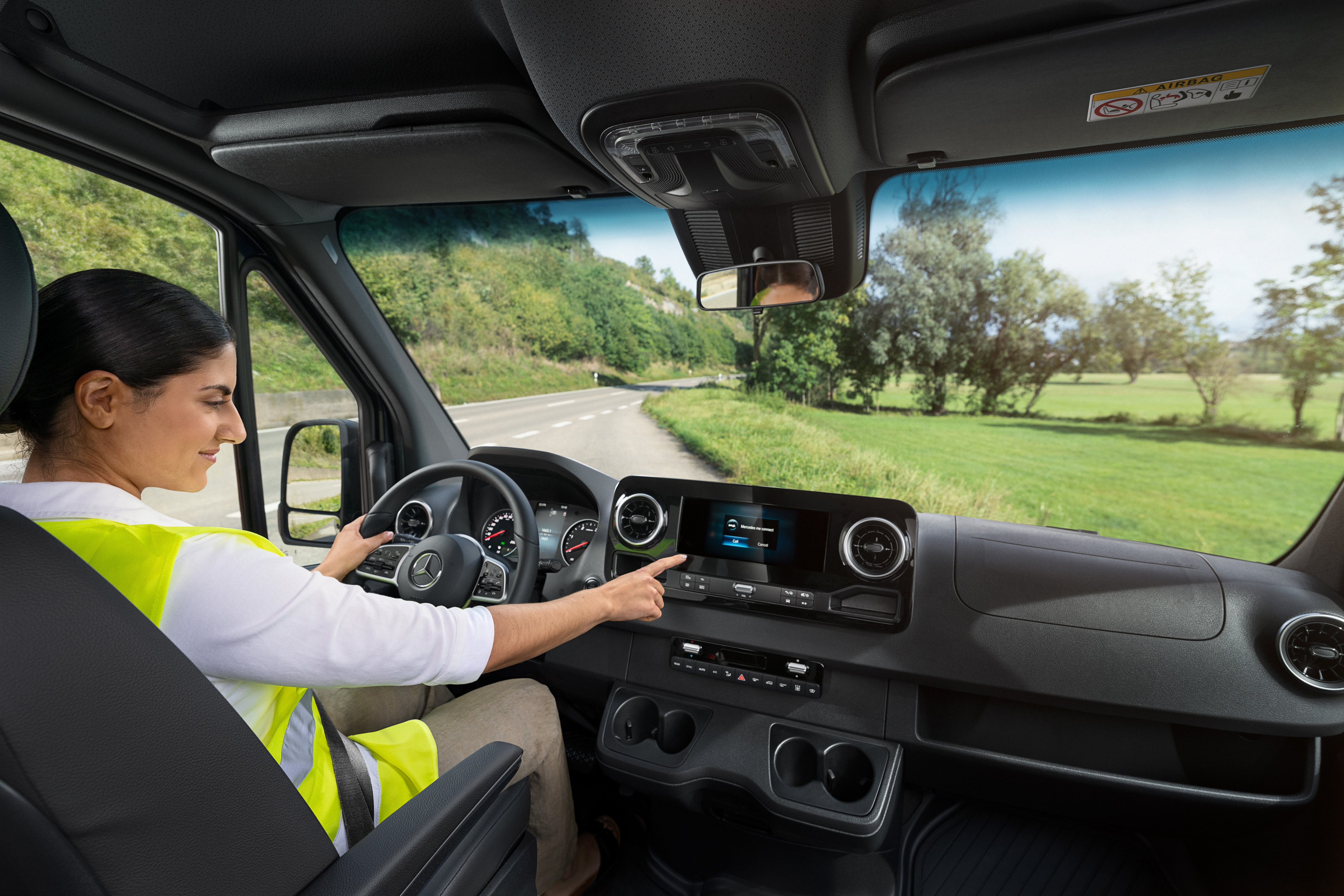 Mercedes-Benz | Van Care | Service24h Bestuurster in een Mercedes-Benz Sprinter belt bij een storing de Mercedes-Benz Service24h-hotline via het menu in het voertuig.